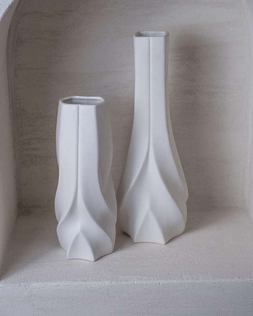 O10-11\12 فازة بيضاء شكل منحوت