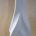 O10-11\12 فازة بيضاء شكل منحوت