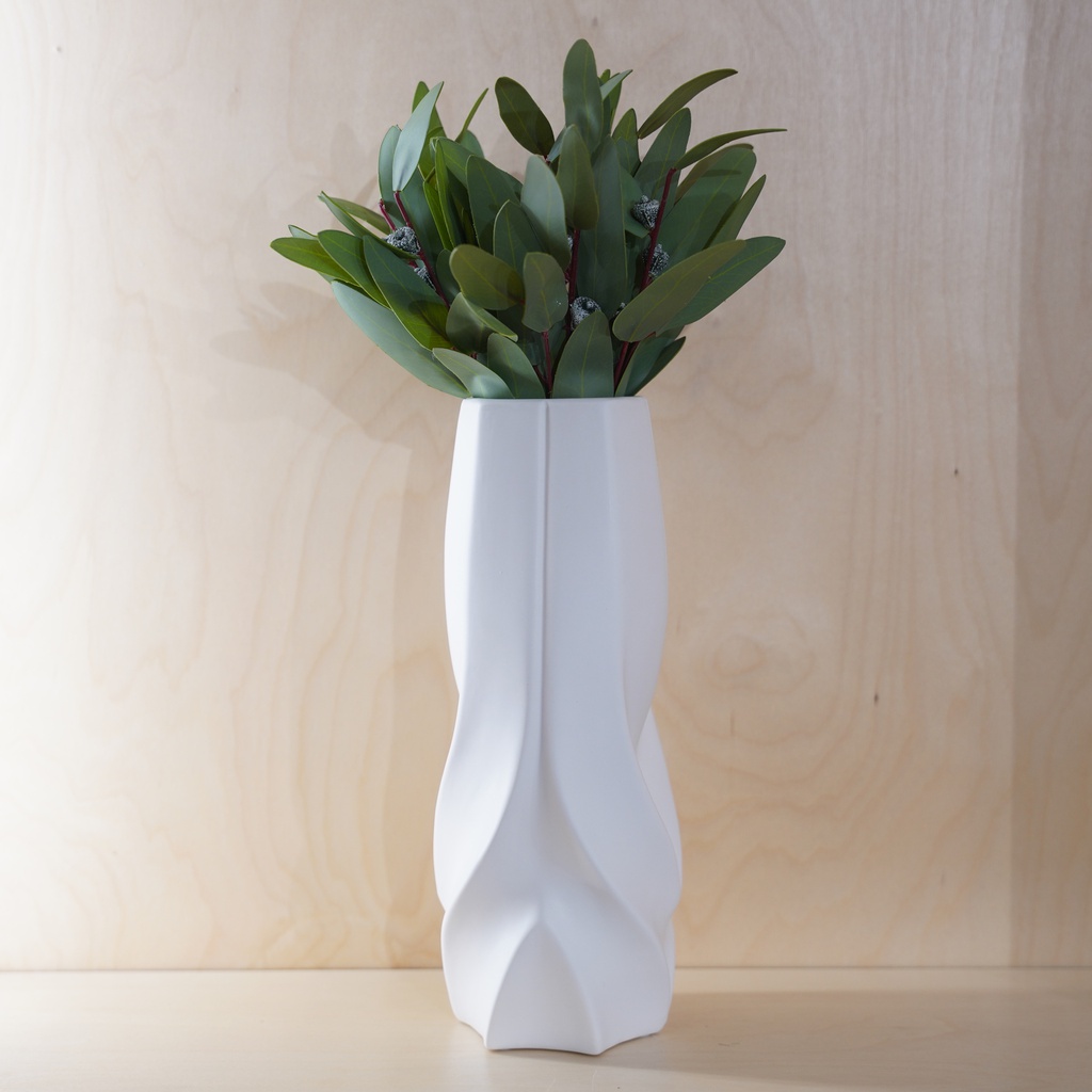 O10-11\12 فازة بيضاء شكل منحوت