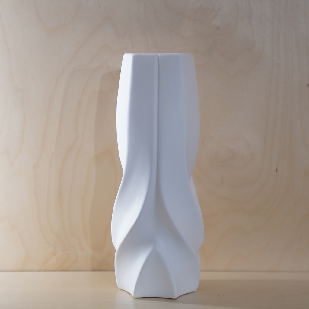 O10-11\12 فازة بيضاء شكل منحوت