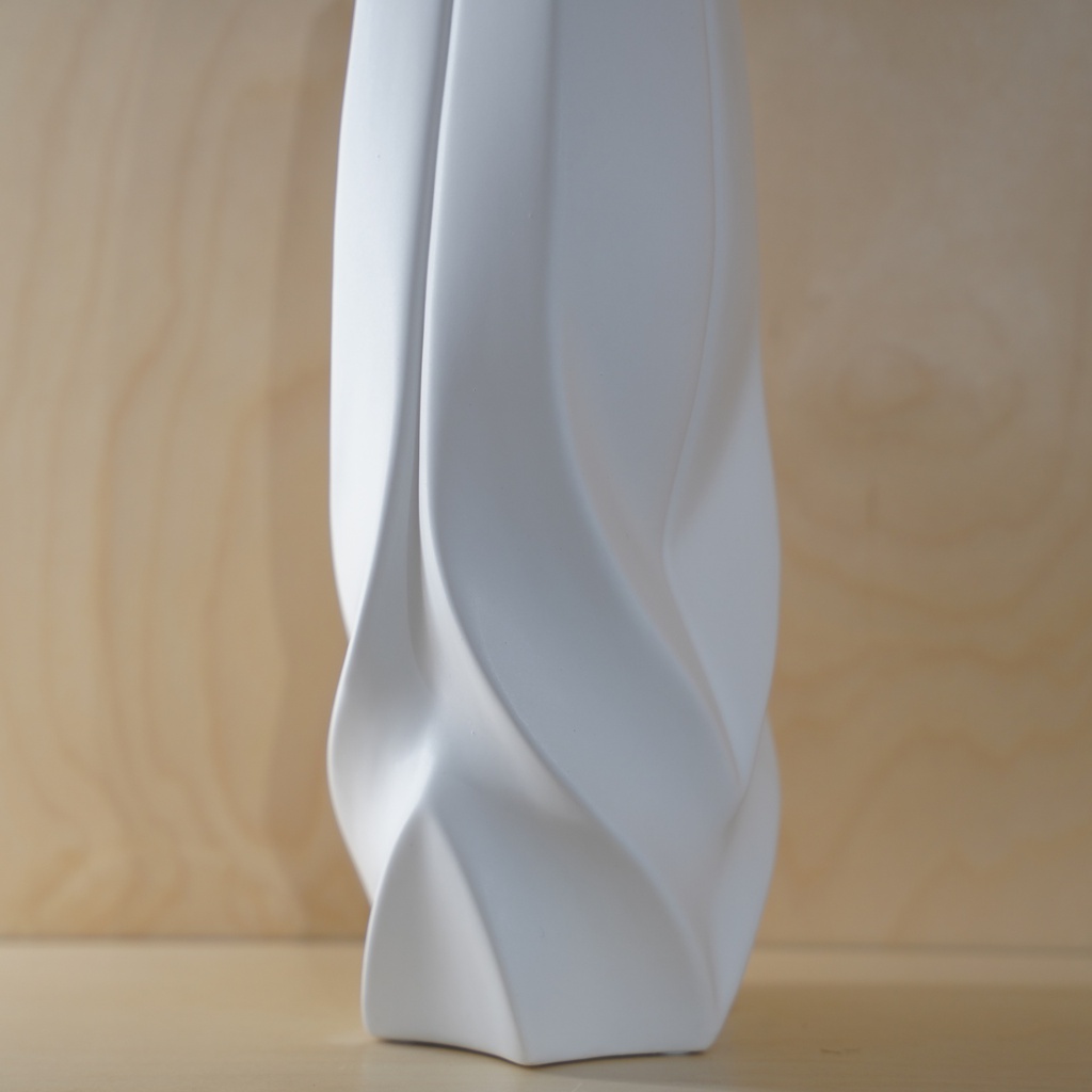 O10-11\12 فازة بيضاء شكل منحوت