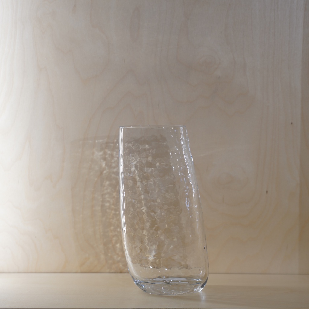 O10-28  فازة شفافة مائلة