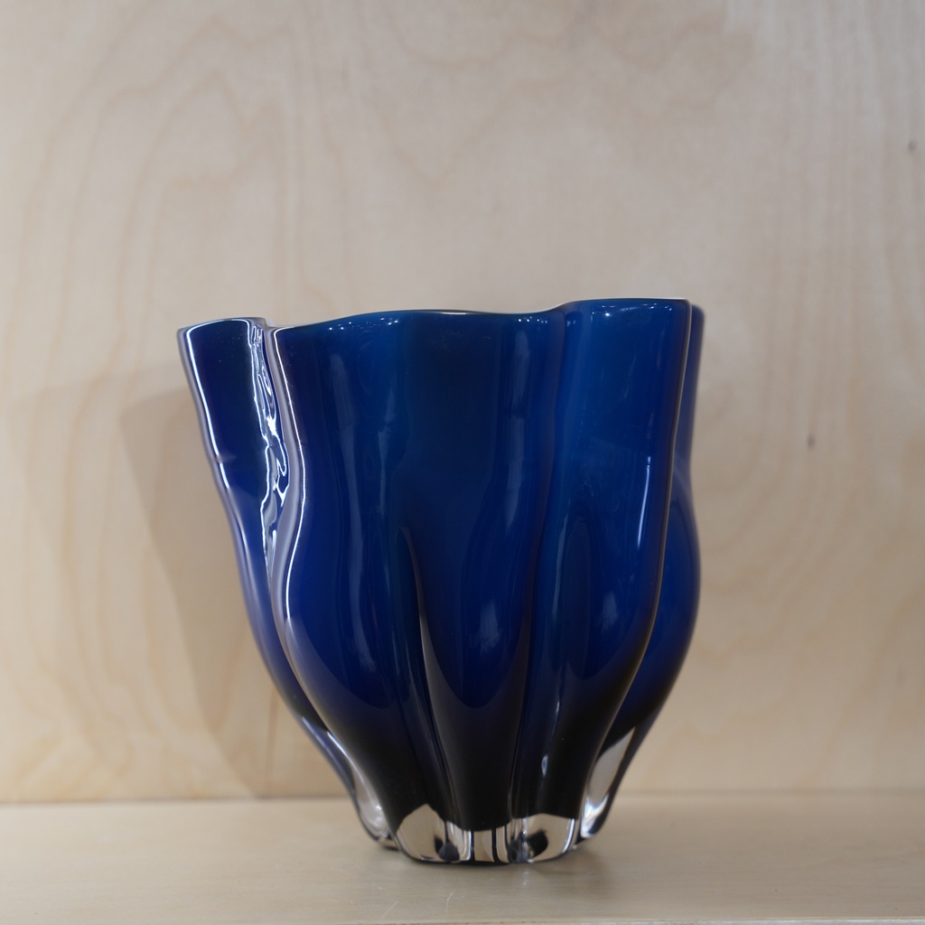 O10-34 فازة زرقاء مموجة كبيرة