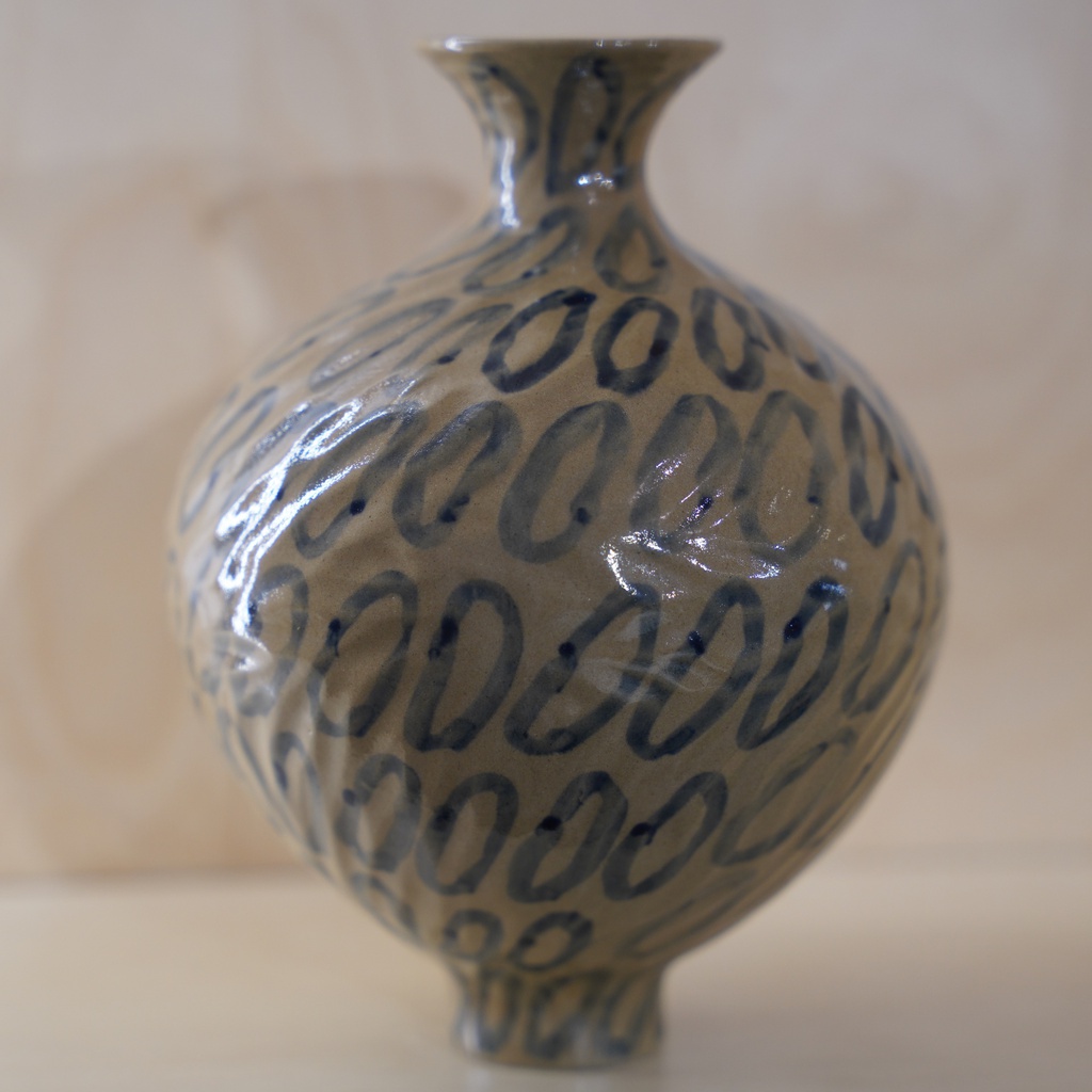 O10-48/49 فازة مزجج بنقش