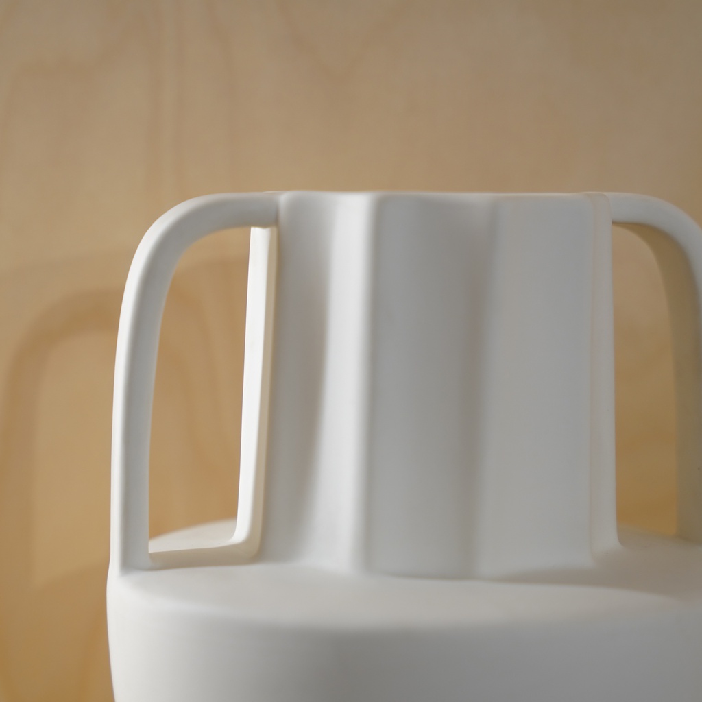 O10-53 فازة شكل اغريقي يدتين