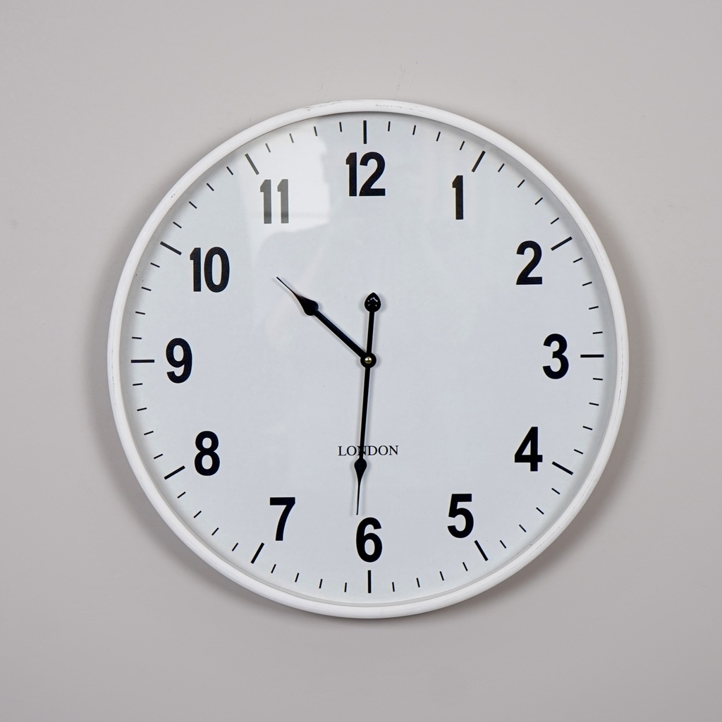 O5-13 ساعة جدارية دائرية اطار ابيض قطر  53 سم