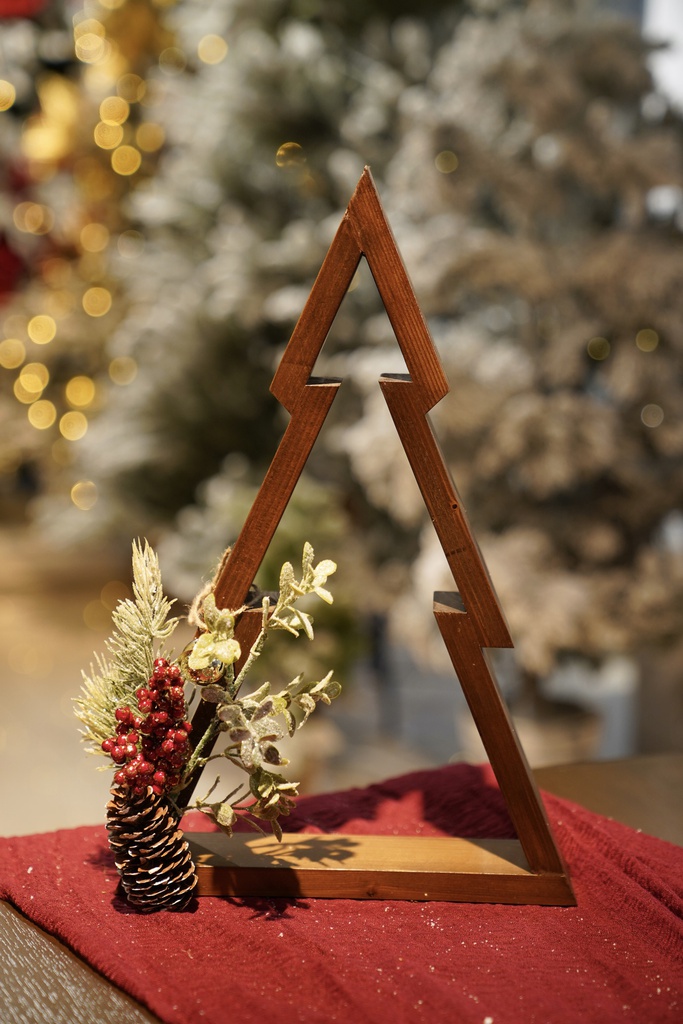 شجرة خشبية بزينة كرسمس