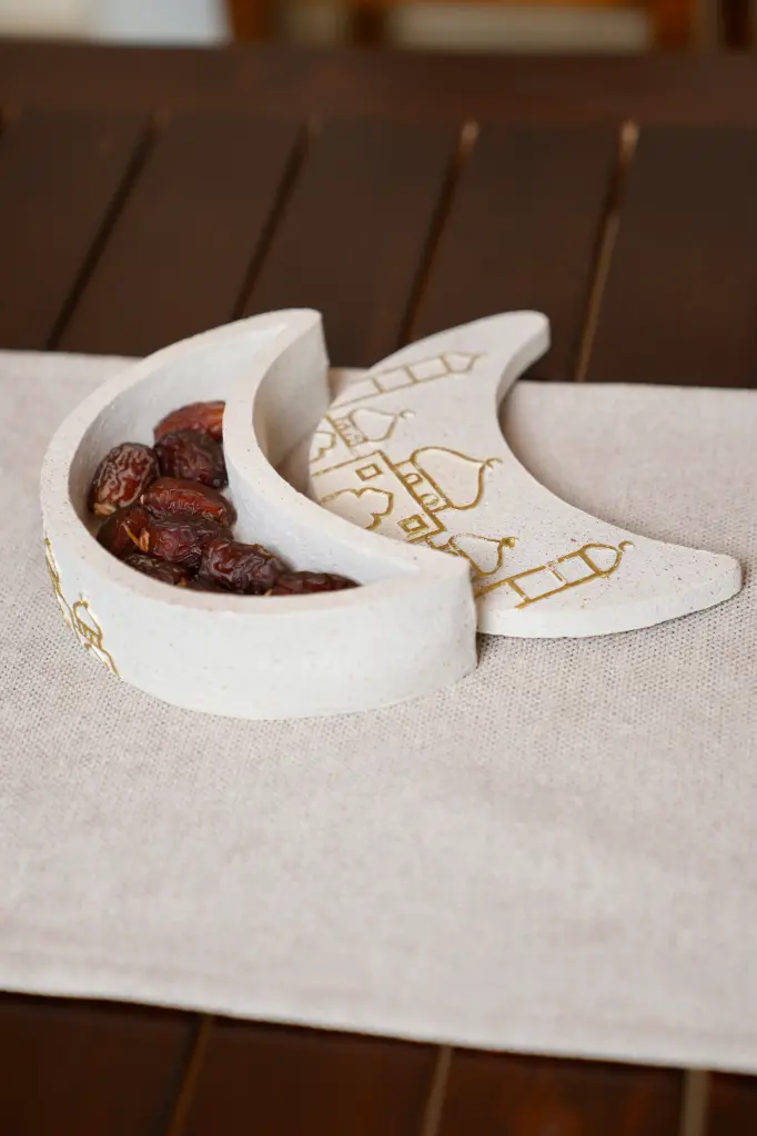 RMD26-13 صحن تقديم شكل هلال رسم يدوي      