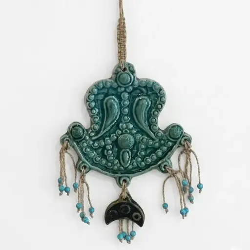 تعليقة خزفية مزخرفة 