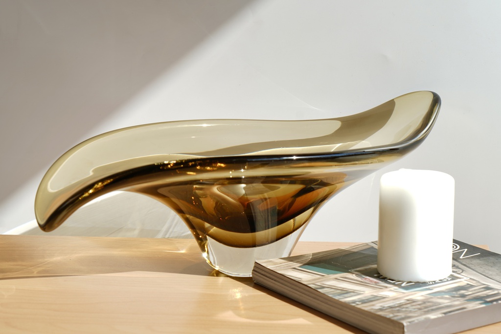 O6-11 اناء زجاج ملون منحني