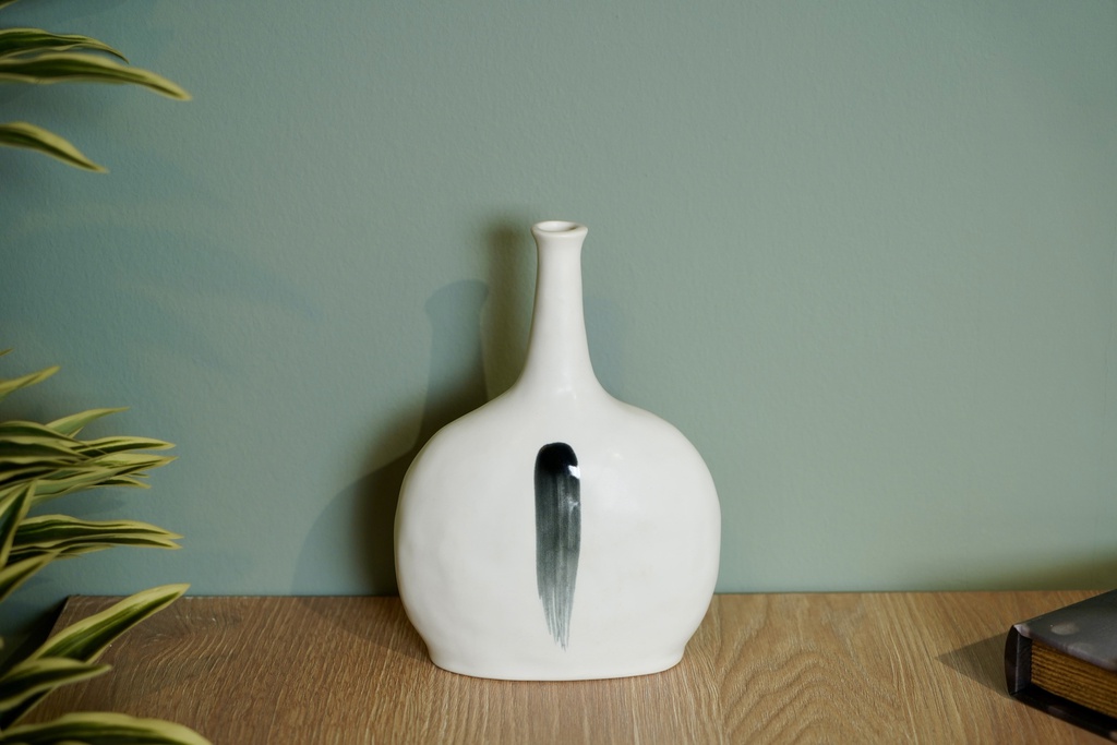 O4-11/12 فازة عنق ضيق بخط اسود