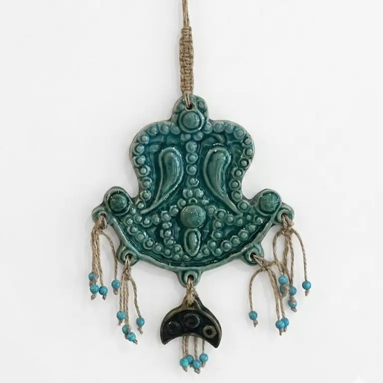 تعليقة خزفية مزخرفة 