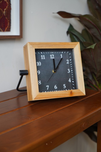 O5-24 ساعة منضدية مربعة 20 سم إطار خشبي بمقبض