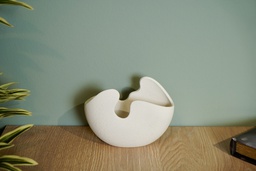 O4-27 فازة بيضاء مموجة بسطح حجري