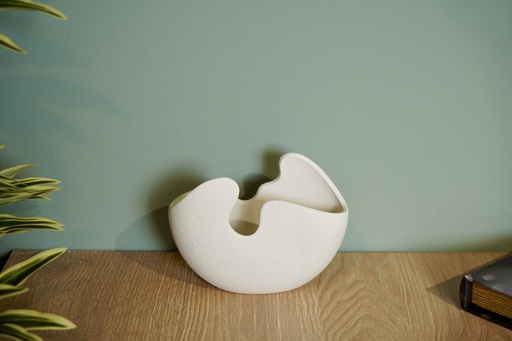 O4-27 فازة بيضاء مموجة بسطح حجري