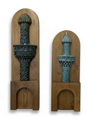 لوحة خشب بمنارة خزف